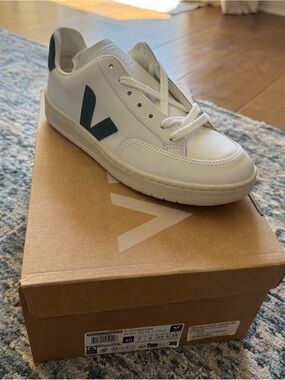 Veja White/Cypress Leather V-12 Sneaker EU 40 BNIB